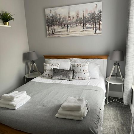 Modern, Spacious And Central Location อาเบอร์แดร์ ภายนอก รูปภาพ