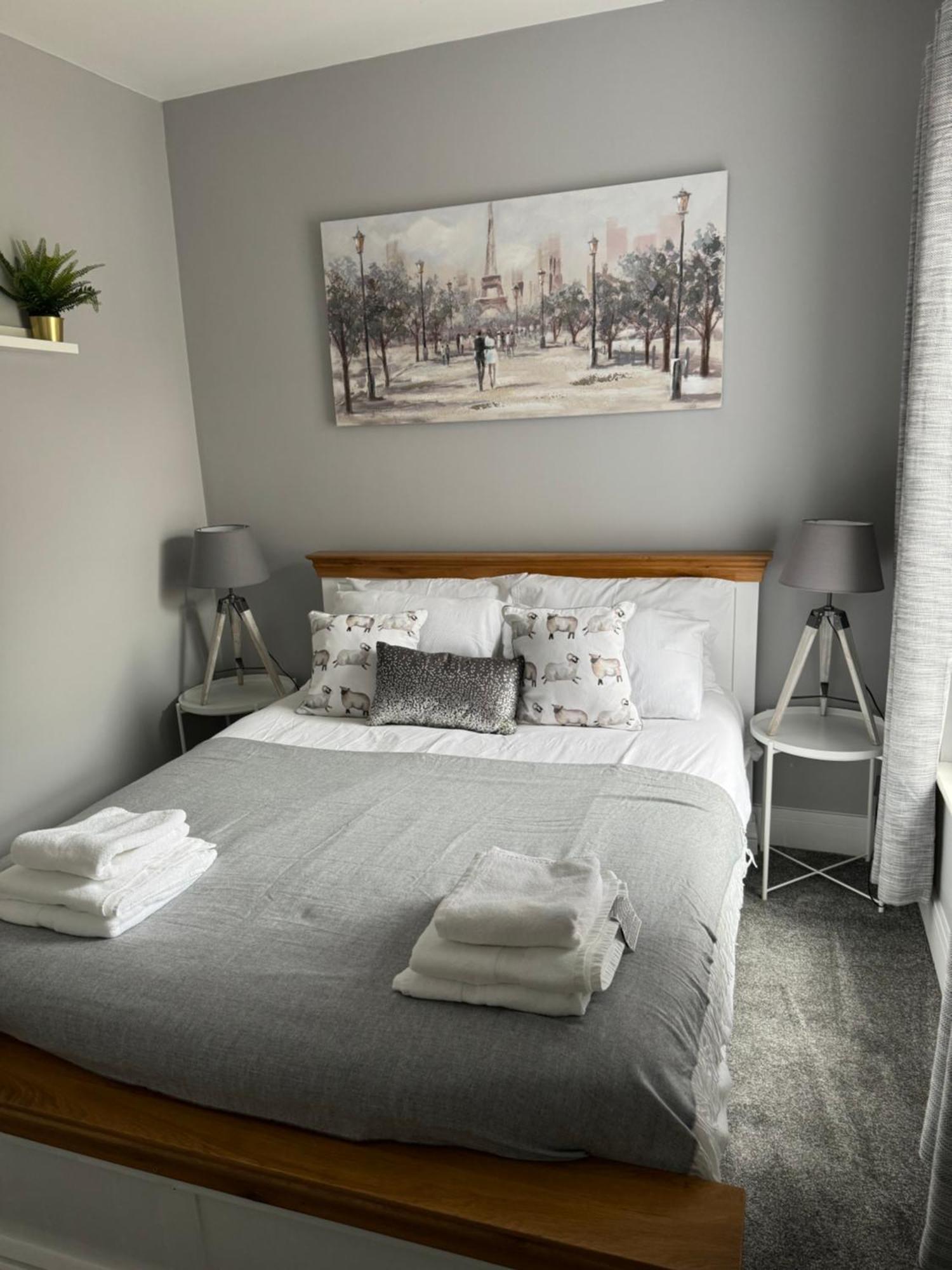 Modern, Spacious And Central Location อาเบอร์แดร์ ภายนอก รูปภาพ