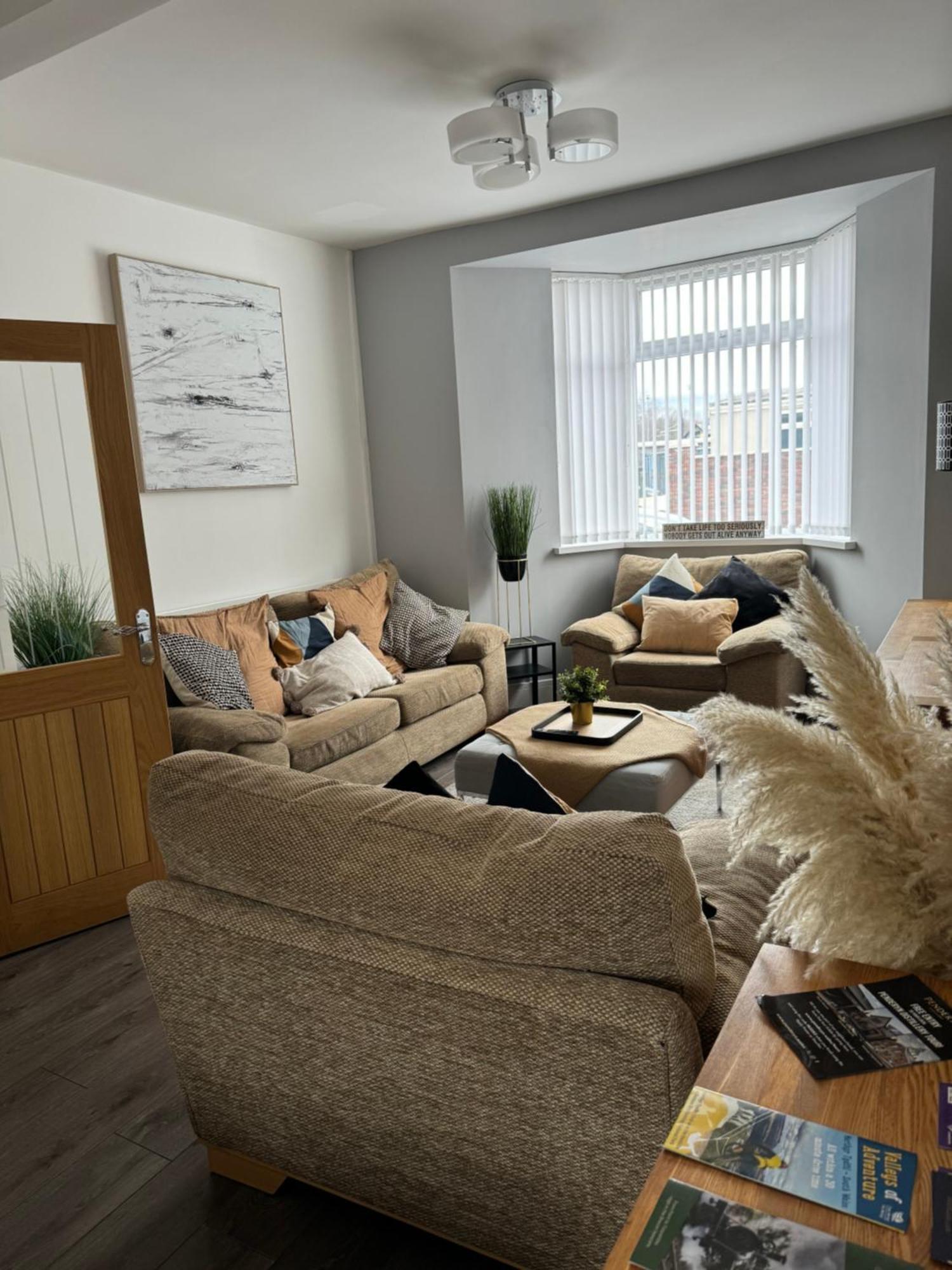 Modern, Spacious And Central Location อาเบอร์แดร์ ภายนอก รูปภาพ