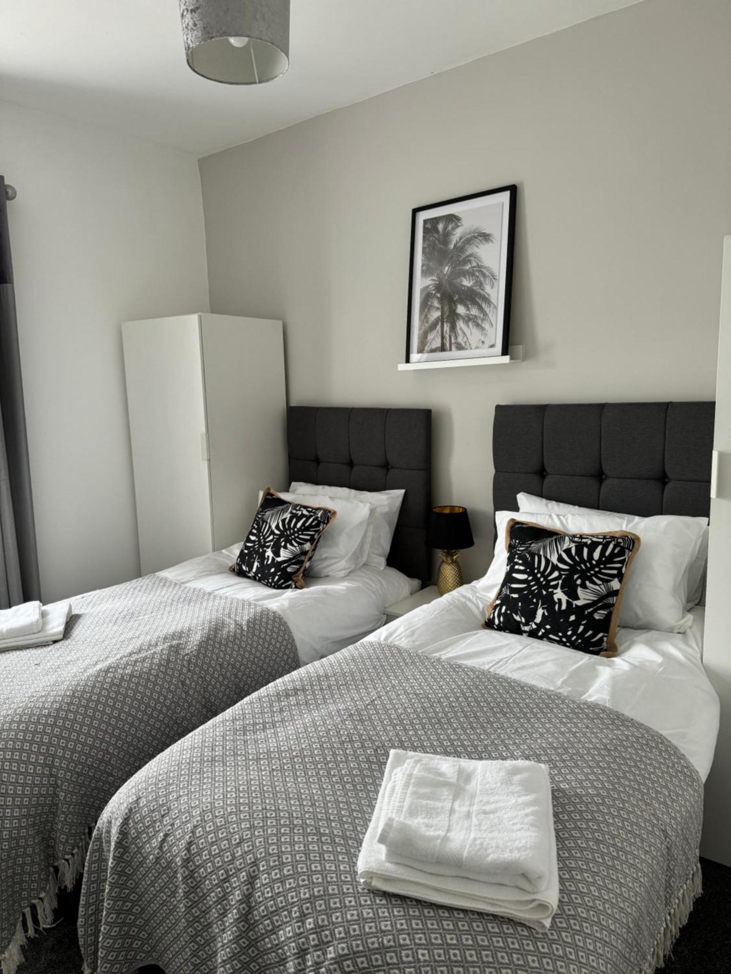 Modern, Spacious And Central Location อาเบอร์แดร์ ภายนอก รูปภาพ