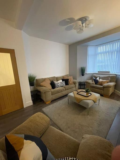 Modern, Spacious And Central Location อาเบอร์แดร์ ภายนอก รูปภาพ
