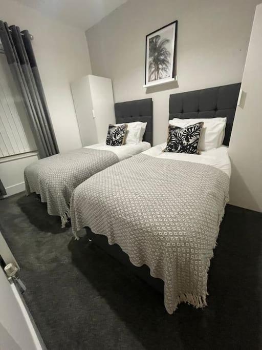 Modern, Spacious And Central Location อาเบอร์แดร์ ภายนอก รูปภาพ