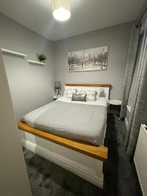 Modern, Spacious And Central Location อาเบอร์แดร์ ภายนอก รูปภาพ