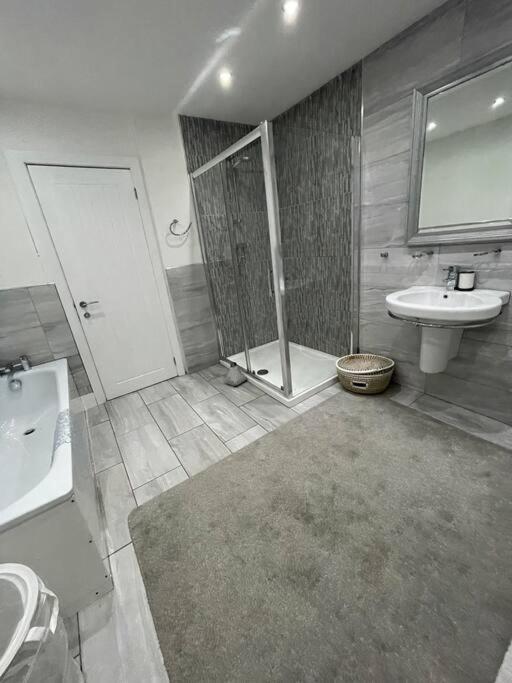 Modern, Spacious And Central Location อาเบอร์แดร์ ภายนอก รูปภาพ
