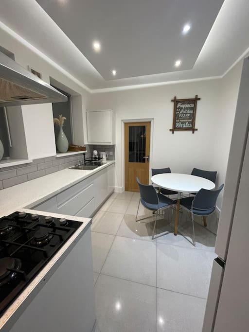 Modern, Spacious And Central Location อาเบอร์แดร์ ภายนอก รูปภาพ