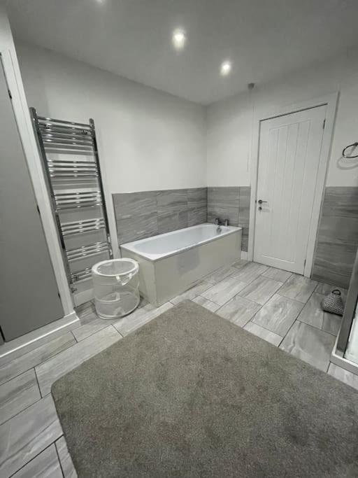 Modern, Spacious And Central Location อาเบอร์แดร์ ภายนอก รูปภาพ