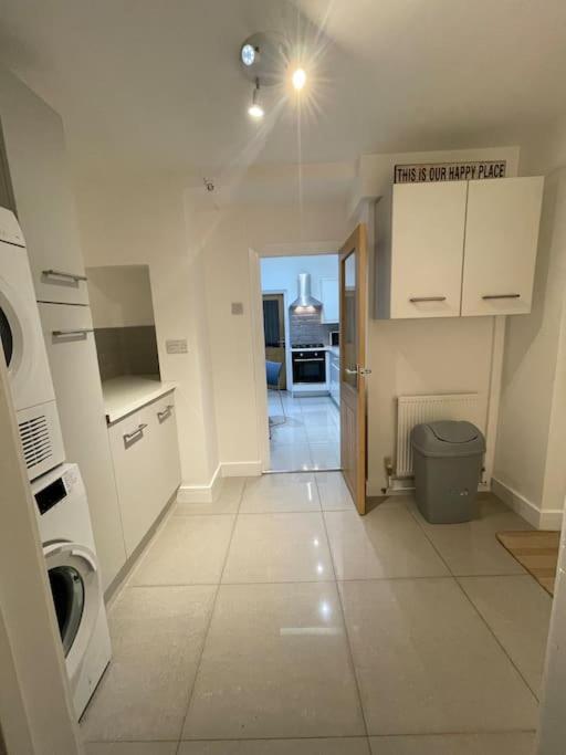 Modern, Spacious And Central Location อาเบอร์แดร์ ภายนอก รูปภาพ