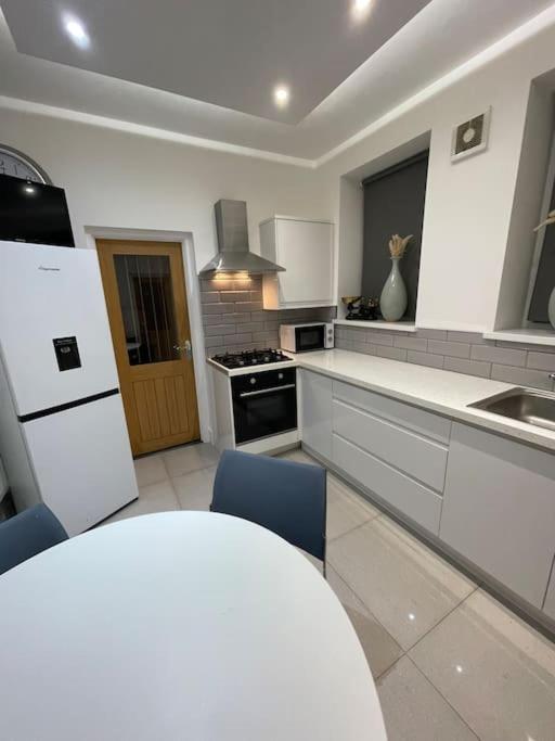 Modern, Spacious And Central Location อาเบอร์แดร์ ภายนอก รูปภาพ
