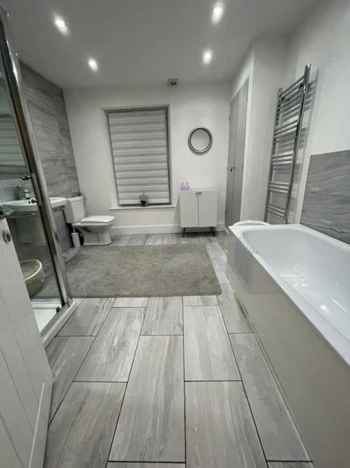 Modern, Spacious And Central Location อาเบอร์แดร์ ภายนอก รูปภาพ